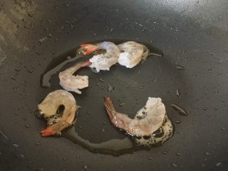 11、咖喱海鲜乌冬面,捞出虾头备用，放入虾