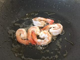 12、咖喱海鲜乌冬面,翻炒变色存出