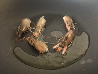 10、咖喱海鲜乌冬面,虾头放油锅翻炒变色