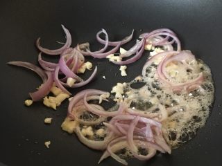 13、咖喱海鲜乌冬面,锅中放入洋葱和蒜末炒香