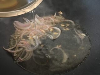 14、咖喱海鲜乌冬面,加入刚刚文蛤水