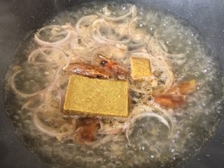 15、咖喱海鲜乌冬面,放入虾头和咖喱