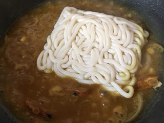 16、咖喱海鲜乌冬面,放入乌冬面