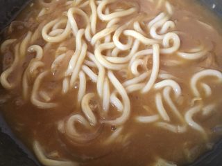 17、咖喱海鲜乌冬面,大火至汤汁浓稠，加入盐，拼捞出虾头