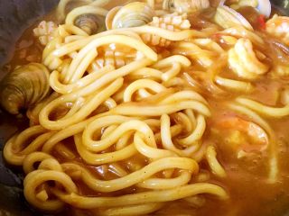 19、咖喱海鲜乌冬面,加入胡椒粉调味