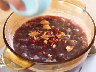 6、12m+腊八粥(宝宝辅食),、粥煮到软烂,就可以放入桂圆干、葡萄干和红枣,然后再煮5分钟~