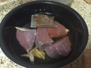 2、麻辣牛肉丝，煲剧小零嘴,放入电饭煲中，加入卤味包、生姜、和大蒜；