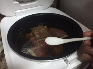 3、麻辣牛肉丝，煲剧小零嘴,再加入一勺的盐；料酒、老抽、生抽；