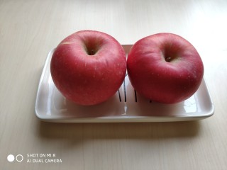 1、蜂蜜苹果糯米圆,准备两个苹果清洗干净。