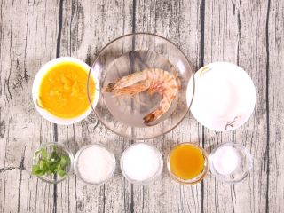 1、粗粮金汤明虾粥,原料准备,小米粥,南瓜粥要提前准备好,薄荷叶提前洗干净,大明虾可以用盐水浸泡一下。