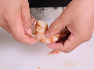 3、粗粮金汤明虾粥,剥掉虾尾的虾壳,注意虾尾末梢的虾壳不要处理。