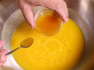 15、粗粮金汤明虾粥,加入鸡酱,这样味道就更足了。