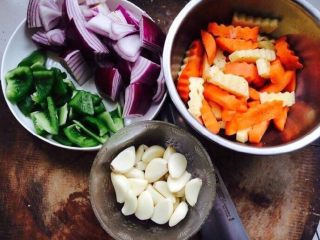 2、三汁鸡翅焖锅,配菜按照个人喜好切好即可