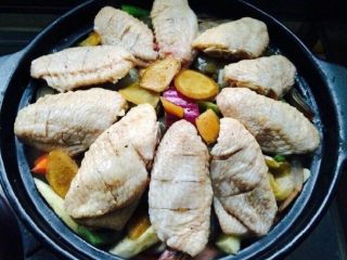 6、三汁鸡翅焖锅,紧接着将腌制好的鸡翅摆在上面