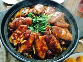 8、三汁鸡翅焖锅,开锅，关火。洒点香菜点缀