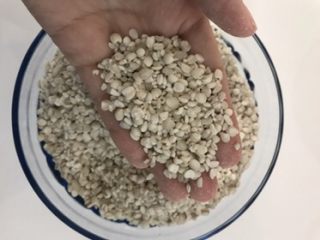 2、冰糖红枣枸杞薏米水,先把小石子挑出来,这么一大盆总有2-3颗,很小,黑色的,我一般放在白色桌子上挑出来。这种薏米加工是用古法去壳,免不了会有些小小石头。我是找茬小能手,眼大也聚光哈哈。薏米自带的白色粉末都是纯天然的,粉多点品质更好。抓一把手都会变白,好!清水淘洗几次即可,可根据个人口味洗几个红枣。