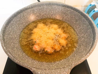 21、莲藕肉丸,烧至6分热的时候放入肉丸