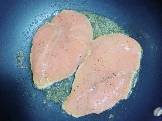 5、照烧鸡胸蔬菜酿皮,放入黑椒鸡胸肉,中小火煎至两面金黄。