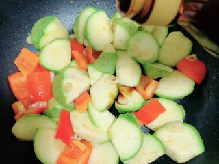 13、照烧鸡胸蔬菜酿皮,再加入一些照烧汁,翻炒均匀。