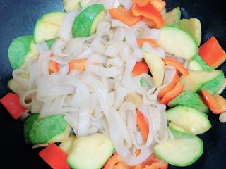 16、照烧鸡胸蔬菜酿皮,凉皮入味后,即可出锅了。