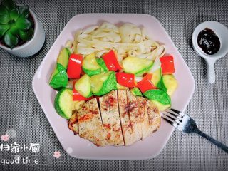 17、照烧鸡胸蔬菜酿皮,将煎好的鸡胸肉切成小块儿,摆放在餐盘中。再放入炒好凉皮和蔬菜。