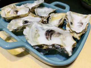 7、爆炒生蚝,把用的壳先摆整齐；