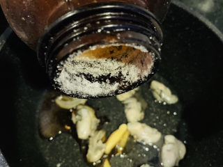 13、爆炒生蚝,加白糖；