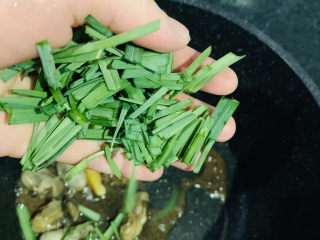 16、爆炒生蚝,加蒜叶；