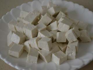 2、香椿拌豆腐,豆腐切小块。