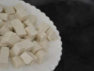 4、香椿拌豆腐,把豆腐倒入。