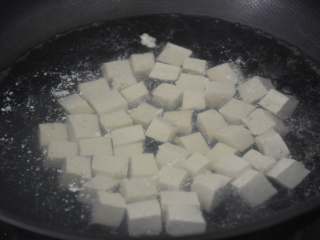 5、香椿拌豆腐,焯水40秒左右。