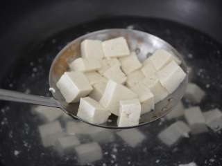 6、香椿拌豆腐,迅速捞出，控水。