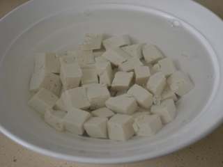 7、香椿拌豆腐,过一下凉水。