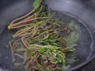 9、香椿拌豆腐,翻匀。