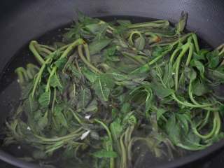 10、香椿拌豆腐,香椿变绿即可。