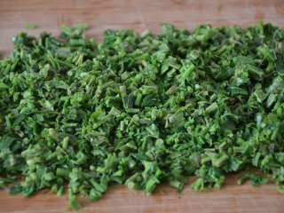 14、香椿拌豆腐,剩下的嫩叶切碎备用。