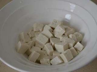 15、香椿拌豆腐,豆腐控干水分。