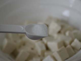 16、香椿拌豆腐,加1勺盐。