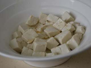 18、香椿拌豆腐,轻轻拌匀。