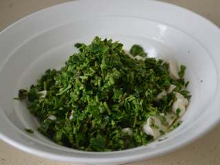 19、香椿拌豆腐,倒入切好的香椿碎。