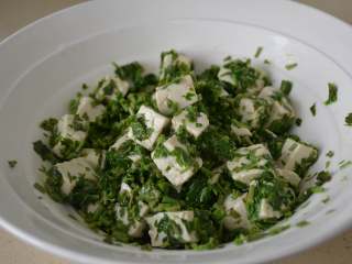 20、香椿拌豆腐,搅拌均匀，让香椿都能粘在豆腐上面即可。