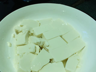 3、肉沫蒸豆腐,放入碗内