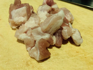 4、肉沫蒸豆腐,肉,洗净,先切小块