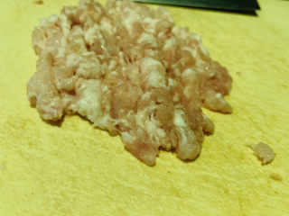 5、肉沫蒸豆腐,再剁成沫