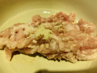 7、肉沫蒸豆腐,加少许胡椒粉