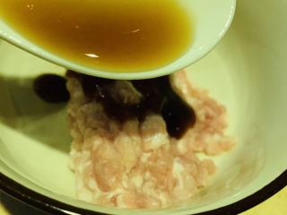 9、肉沫蒸豆腐,加少许料酒