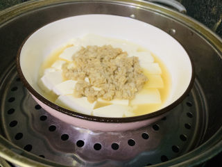 14、肉沫蒸豆腐,冷水上锅,大火蒸20分钟