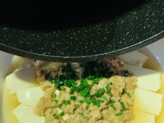 15、肉沫蒸豆腐,撒上葱粒,浇上热油
