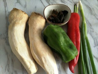 1、双椒手撕杏鲍菇,准备食材