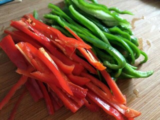 3、双椒手撕杏鲍菇,青椒、红椒切成和杏鲍菇一样粗细的条